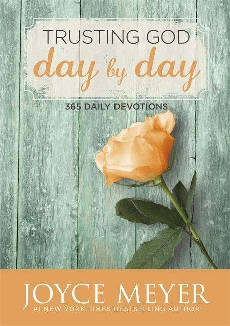 Cover for Joyce Meyer · Trusting God Day by Day: 365 Daily Devotions (Paperback Bog) (2015)