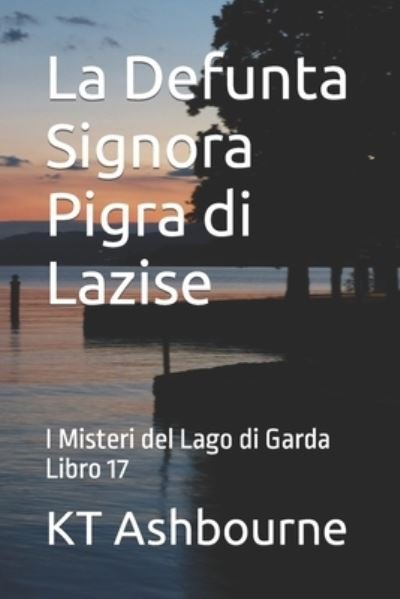 Cover for Kt Ashbourne · La Defunta Signora Pigra di Lazise: I Misteri del Lago di Garda Libro 17 - I Misteri del Lago Di Garda (Paperback Bog) (2022)