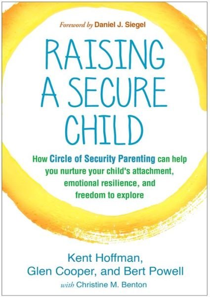 Cover for Kent Hoffman · Raising a Secure Child: How Circle of Security Parenting Can Help You Nurture Your Child's Attachment, Emotional Resilience, and Freedom to Explore (Taschenbuch) (2017)