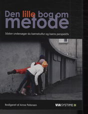 Cover for Eva Gulløv; Rikke Kamstrup Knudsen; Charlotte Palludan; Anne-Julie Boesen Pedersen; Martin Blok Johansen; Marie Ludvigsen; Trine Krab Nyby; Bjørg Kjær; Anne Petersen; Stine Lindberg · Den lille bog om metode (Sewn Spine Book) [1er édition] (2014)