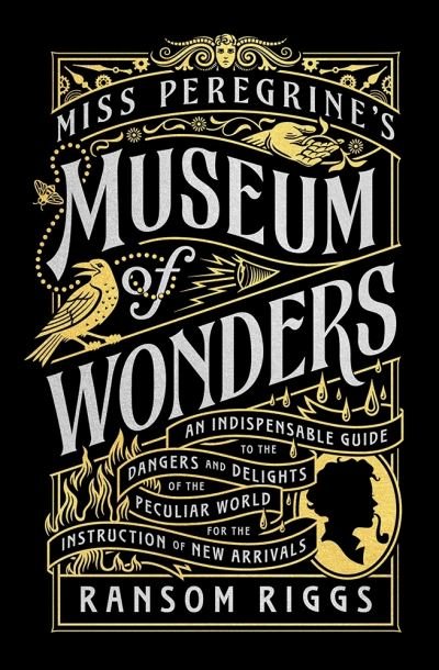 Miss Peregrine's Museum of Wonders: An Indispensable Guide to the Dangers and Delights of the Peculiar World for the Instruction of New Arrivals - Miss Peregrine's Peculiar Children - Ransom Riggs - Bøger - Penguin Random House Children's UK - 9780141371634 - 27. september 2022