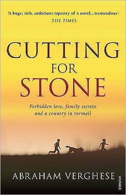 Cutting For Stone: The multi-million copy bestseller from the author of Oprah’s Book Club pick The Covenant of Water - Abraham Verghese - Livros - Vintage Publishing - 9780099443636 - 26 de dezembro de 2009