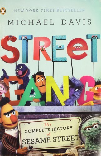 Cover for Michael Davis · Street Gang: The Complete History of Sesame Street (Paperback Bog) (2009)