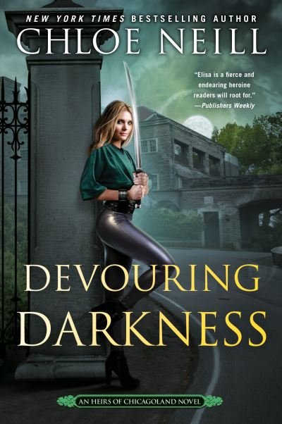Cover for Chloe Neill · Devouring Darkness (Pocketbok) (2022)