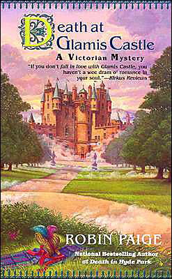 Death at Glamis Castle (Robin Paige Victorian Mysteries, No. 9) - Robin Paige - Książki - Berkley - 9780425192641 - 2 marca 2004