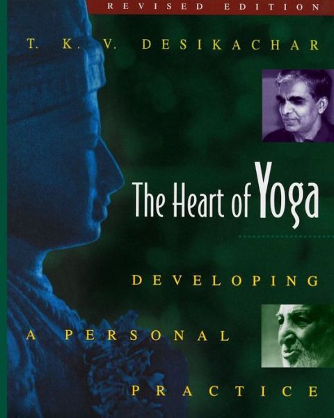 The Heart of Yoga: Developing a Personal Practice - T. K. V. Desikachar - Livros - Inner Traditions Bear and Company - 9780892817641 - 1 de março de 1999