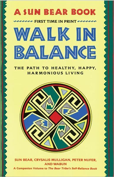 Walk in Balance: The Path to Healthy, Happy, Harmonious Living - Sun Bear - Książki - Atria Books - 9780671765644 - 24 lipca 1989