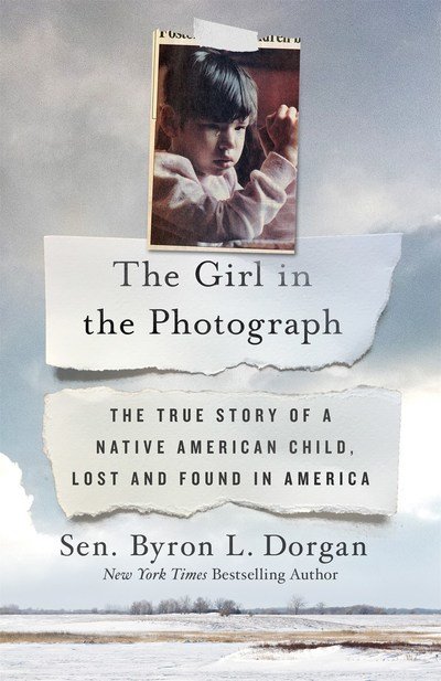 Cover for Byron L. Dorgan · The Girl in the Photograph: The True Story of a Native American Child, Lost and Found in America (Gebundenes Buch) (2019)
