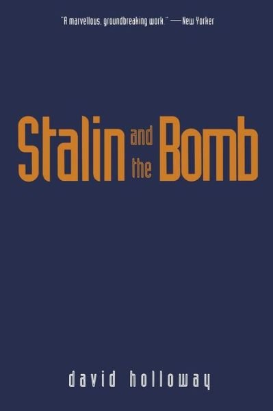 Stalin and the Bomb: The Soviet Union and Atomic Energy, 1939-1956 - David Holloway - Libros - Yale University Press - 9780300066647 - 27 de marzo de 1996