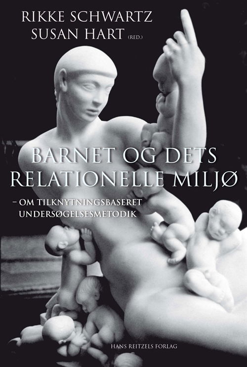 Cover for Rikke Schwartz; Susan Hart; Roseanne Clark; Hannah Katznelson; Kari Killén; Susanne Landorph; Marie Olsen-Kludt; Saara Salo; Yael Shmueli-Goetz; Christina Stenstrup; Ole Jakob Storebø; Birgitte Wedel-Jørgensen · Barnet og dets relationelle miljø (Sewn Spine Book) [1º edição] (2013)