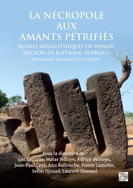 Cover for La Necropole Aux Amants Petrifies. Ruines Megalithiques de Wanar (Region de Kaffrine, Senegal): Patrimoine Mondial de l'Unesco (Paperback Book) (2024)