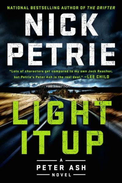 Light It Up - A Peter Ash Novel - Nick Petrie - Książki - Penguin Publishing Group - 9780399575655 - 7 sierpnia 2018