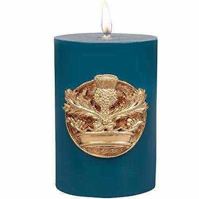 Outlander Sculpted Insignia Candle - Insight Editions - Bücher - Insight Editions - 9781682982655 - 15. August 2018