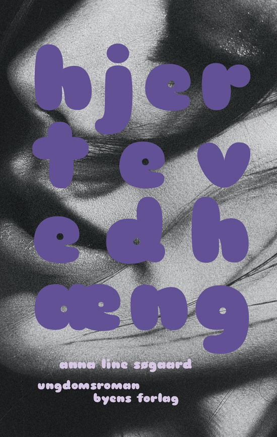 Cover for Anna Line Søgaard · Hjertevedhæng (Sewn Spine Book) [1er édition] (2020)