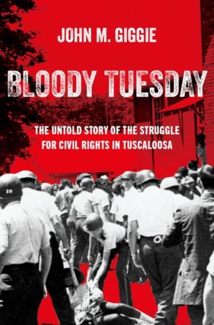 Bloody Tuesday: The Untold Story of the Struggle for Civil Rights in Tuscaloosa - Giggie, John M. (Associate Professor of History and Director of the Summersell Center for the Study of the South, Associate Professor of History and Director of the Summersell Center for the Study of the South, University of Alabama) - Książki - Oxford University Press Inc - 9780197766668 - 30 września 2024