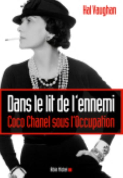 Cover for Hal Vaughan · Dans le lit de l'ennemi: Coco Chanel sous l'Occupation (Pocketbok) (2015)