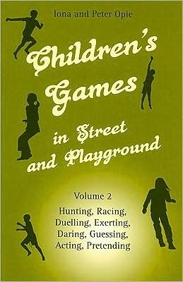 Children's Games in Street and Playground: Volume 2: Hunting, Racing, Duelling, Exerting, Daring, Guessing, Acting, Pretending - Iona Opie - Bücher - Floris Books - 9780863156670 - 23. Oktober 2008