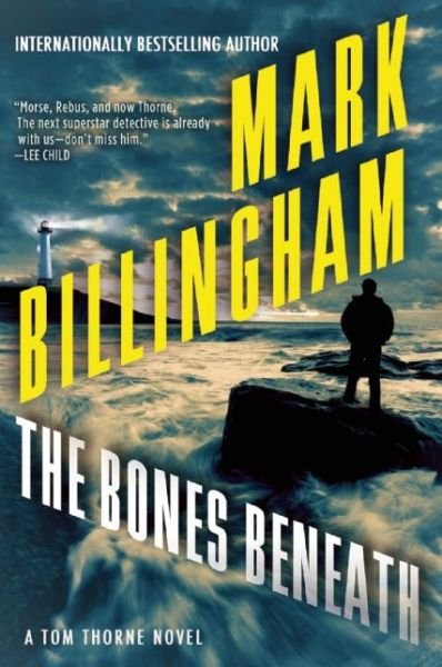 Cover for Mark Billingham · The Bones Beneath: a Tom Thorne Novel (Paperback Bog) (2015)