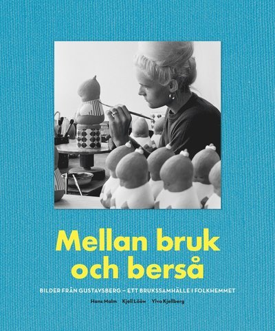Cover for Kjell Lööw · Mellan bruk och berså : Bilder från Gustavsberg - ett brukssamhälle i folkh (Innbunden bok) (2024)