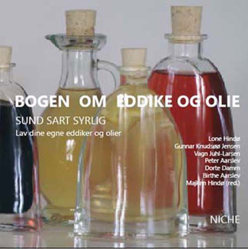 Cover for Lone Hindø, Gunnar Knudsøø Jensen, Vagn Juhl-Larsen, peter Aarslev, Dorte Damm, Birthe Aarslev og Majken Hindø (red.) · Bogen om eddike og olie (Hardcover Book) [1st edition] (2017)