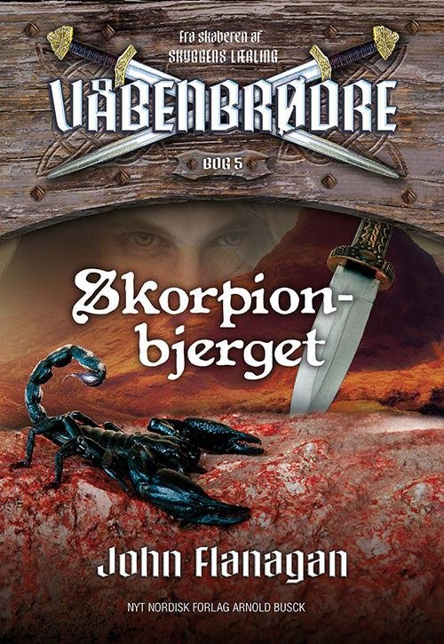 Våbenbrødre: Våbenbrødre 5 - Skorpionbjerget - John Flanagan - Bücher - Gyldendal - 9788717044678 - 1. April 2015