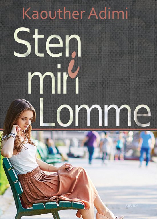 Cover for Kaouther Adimi · Sten i min lomme (Sewn Spine Book) [1e uitgave] (2018)