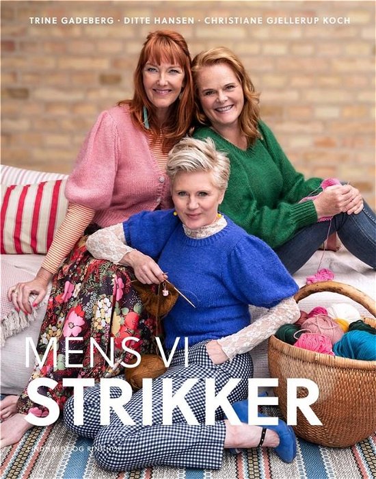 Cover for Ditte Hansen; Trine Gadeberg; Christiane Gjellerup Koch · Mens vi strikker (Bound Book) [1er édition] (2021)