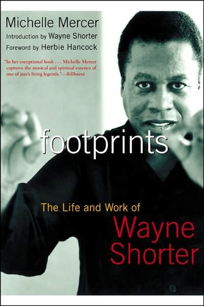 Footprints: The Life and Work of Wayne Shorter - Michelle Mercer - Böcker - Penguin Putnam Inc - 9781585424689 - 1 mars 2007