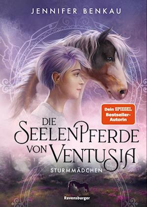 Cover for Jennifer Benkau · Die Seelenpferde von Ventusia, Band 3: Sturmmädchen (Abenteuerliche Pferdefantasy ab 10 Jahren von der Dein-SPIEGEL-Bestsellerautorin) (Book) (2024)