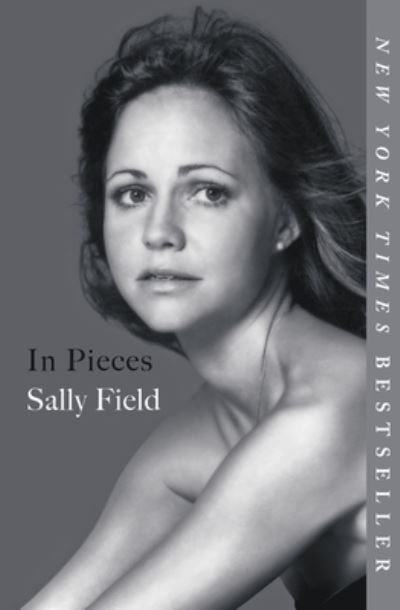 Cover for Sally Field · In pieces a memoir (Buch) [Large print [edition]. First edition. edition] (2018)