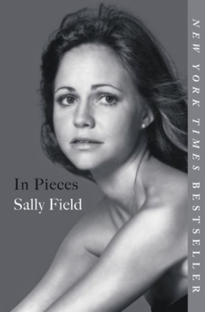 Cover for Sally Field · In pieces a memoir (Bok) [Large print [edition]. First edition. edition] (2018)