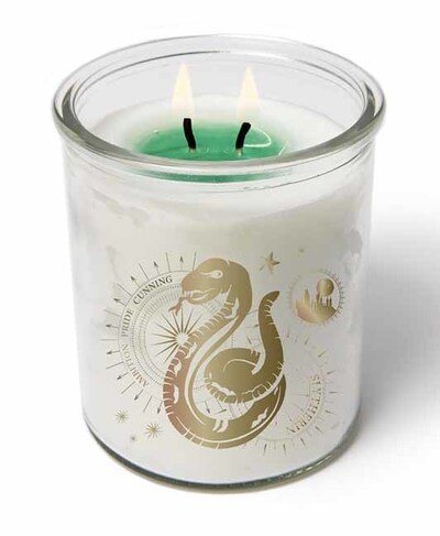 Harry Potter: Magical Colour-Changing Slytherin Candle (10 oz) - HP Colour-change candles - Insight Editions - Bøger - Insight Editions - 9781682985694 - 4. august 2020