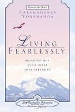 Cover for Paramahansa Yogananda · Living Fearlessly: Bringing out Your Inner Soul Strength (Paperback Book) (2003)