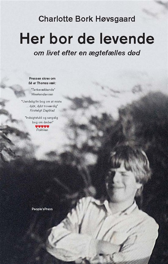 Cover for Charlotte Bork Høvsgaard · Her bor de levende (Bound Book) [1st edition] (2017)