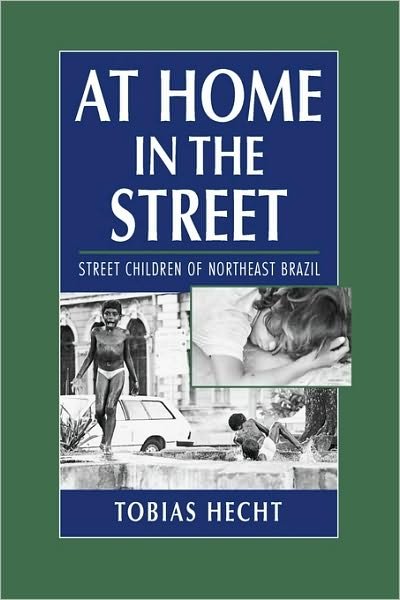 Tobias Hecht · At Home in the Street: Street Children of Northeast Brazil (Paperback Book) (1998)
