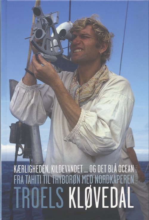 Cover for Troels Kløvedal · Gyldendal Hardback: Kærligheden, kildevandet... og det blå ocean / Fra Tahiti til Thyborøn med Nordkaperen (Hardcover Book) [2e édition] [Hardback] (2006)