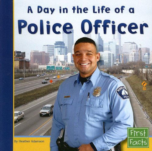 Cover for Heather Adamson · A Day in the Life of a Police Officer (Community Helpers at Work) (Paperback Book) (2000)