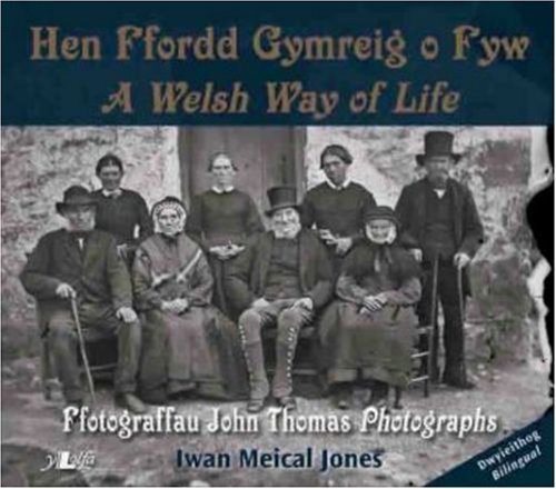 Cover for Iwan Meical Jones · Hen Ffordd Gymreig o Fyw / A Welsh Way of Life ? Ffotograffau John Thomas Photographs: Ffotograffau John Thomas, 1838-1905 (Taschenbuch) [Bilingual edition] (2008)