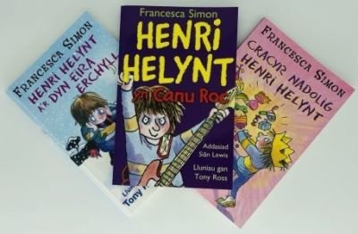 Pecyn Henri Helynt 4 - Francesca Simon - Książki - Atebol Cyfyngedig - 9781801061711 - 13 lipca 2021
