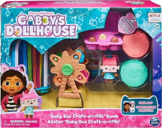 Cover for Gabby's Dollhouse · Deluxe Room - Baby Box Craft-a-riffic Room (Brinquedos)