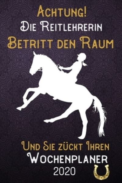 Cover for Lustige Beruf Spruche Woche Publishing · Achtung! Die Reitlehrerin betritt den Raum und Sie zuckt Ihren Wochenplaner 2020 (Paperback Book) (2019)