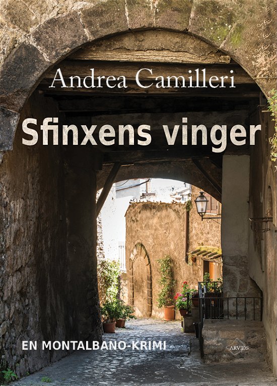 Cover for Andrea Camilleri · En Montalbano-krimi: Sfinxens vinger (Taschenbuch) [1. Ausgabe] (2017)