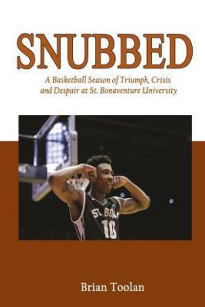 Cover for Brian Toolan · Snubbed : A Basketball Season of Triumph, Crisis and Despair at St. Bonaventure University (Taschenbuch) (2016)