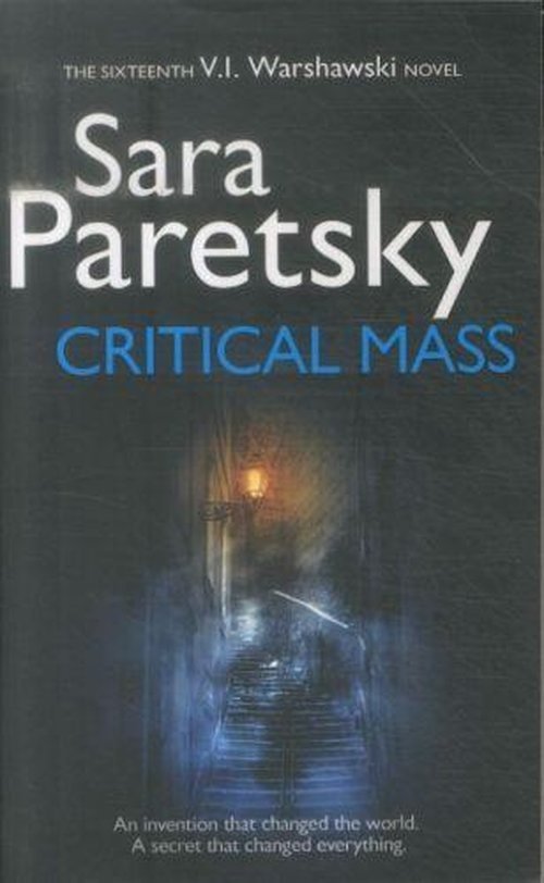 Critical Mass: V.I. Warshawski 16 - Sara Paretsky - Książki - Hodder & Stoughton General Division - 9781444758719 - 28 sierpnia 2014