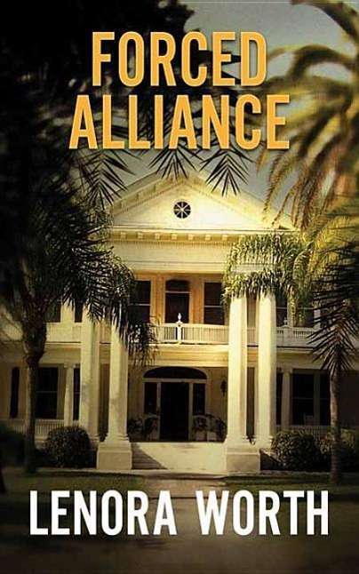 Cover for Lenora Worth · Forced Alliance (Hardcover Book) [Lrg edition] (2014)