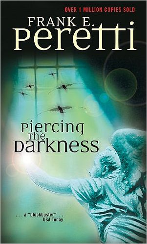 Cover for Frank E. Peretti · Piercing the Darkness (Paperback Book) (2002)