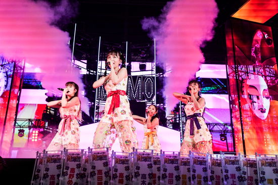 Momoclo Natsu No Bakasawagi 2022 -momofest- Live DVD - Momoiro Clover Z - Muzyka - KING RECORD CO. - 4988003878740 - 21 grudnia 2022