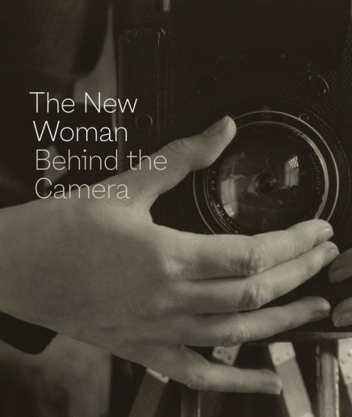 The New Woman Behind the Camera - Andrea Nelson - Książki - Distributed Art Publishers - 9781942884743 - 24 grudnia 2020