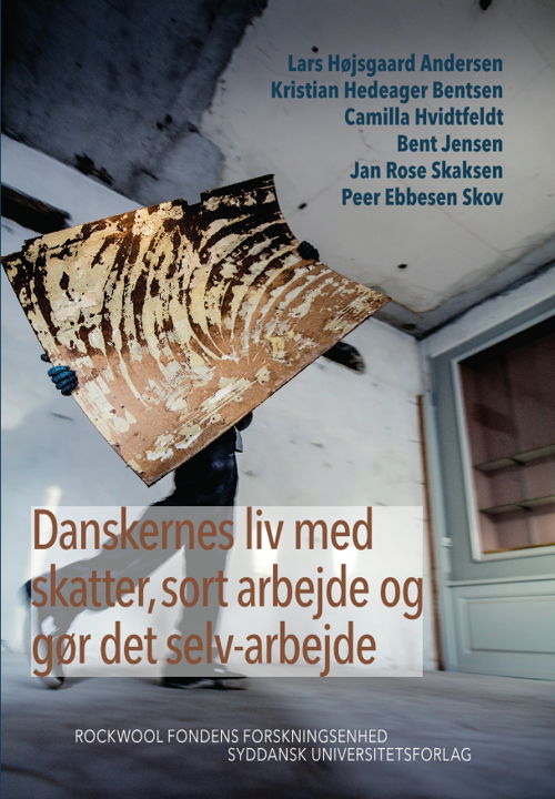 University of Southern Denmark studies in history and social sciences: Danskernes liv med skatter, sort arbejde og gør det selv-arbejde - Lars Højsgaard Andersen, Kristian Hedeager Bentsen, Camilla Hvidtfeldt, Bent Jensen, Jan Rose Skaksen, Peer Ebbesen Skov - Kirjat - Syddansk Universitetsforlag - 9788740830743 - tiistai 23. toukokuuta 2017