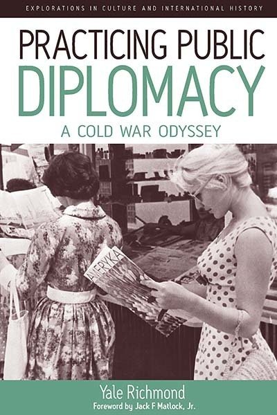 Cover for Yale Richmond · Practicing Public Diplomacy: A Cold War Odyssey - Explorations in Culture and International History (Gebundenes Buch) (2008)